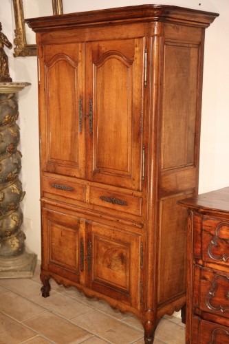 Petit buffet ouvrant à 4 portes et 2 tiroirs, en noyer blond. - Mobilier Style 