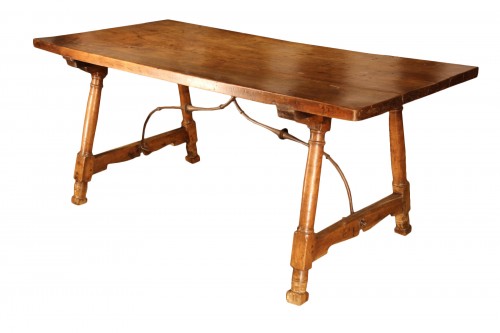 Early 18th C Genovese table. In walnut wood