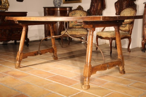 Early 18th C Genovese table. In walnut wood - Furniture Style 