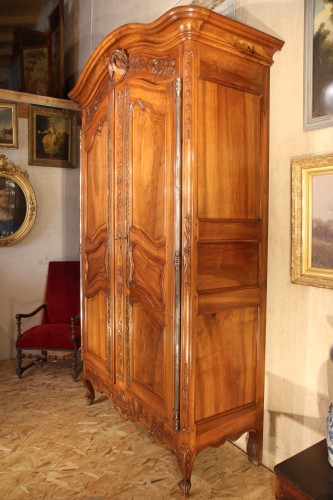 18th century - Last 18thC marriage armoire from Arles (Provence). In walnut wood.