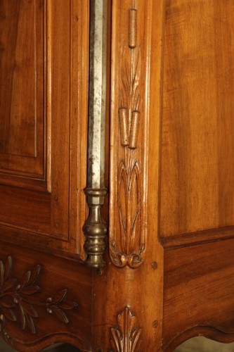 Last 18thC marriage armoire from Arles (Provence). In walnut wood. - Louis XV