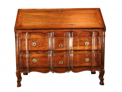 Commode scribanne en bois de noyer, Travail provençal de la fin du XVIIIe