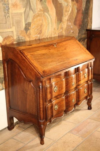 Mobilier Commode - Commode scribanne en bois de noyer, Travail provençal de la fin du XVIIIe