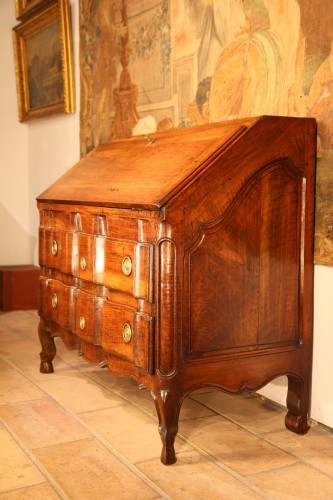 Commode scribanne en bois de noyer, Travail provençal de la fin du XVIIIe - Chatelan Antiquités