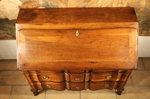 End of 18th C Louis XV writing commode . In walnut wood. From Provence. - 