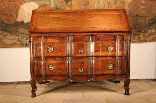  - Commode scribanne en bois de noyer, Travail provençal de la fin du XVIIIe