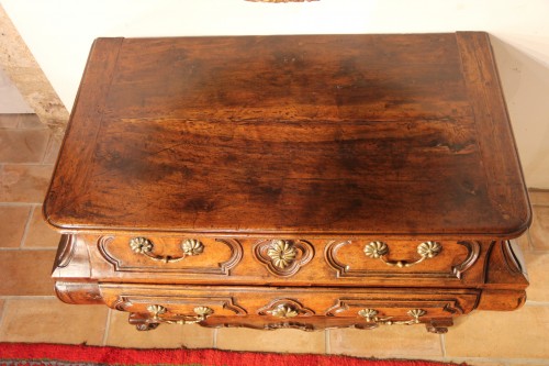Early 18thC French  Regence chest of drawers called “commode tombeau&quot; - 