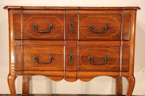 Early 18th C “sauteuse” commode from Aix en Provence - Furniture Style 