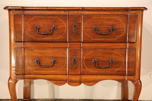 Commode sauteuse aixoise début XVIIIe - Mobilier Style 