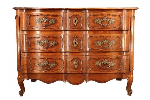 18th C Louis XV Commode In walnut wood. From Provence