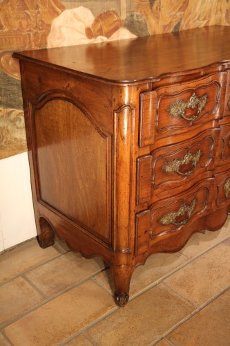 18th century - 18th C Louis XV Commode In walnut wood. From Provence