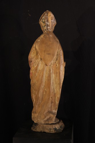 <= 16th century - 16thC statue. Saint bishop in lime wood with traces of polychromy.