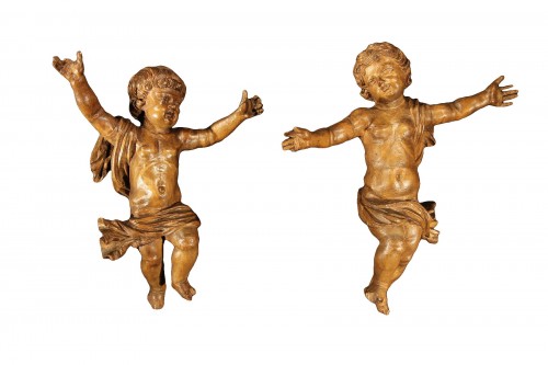 17th C Pair of little angels in carved and patinated limewood .