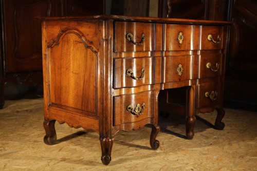 Early 18th C rare Louis XIV commode, so-called Mazarine. In walnut wood.  - 