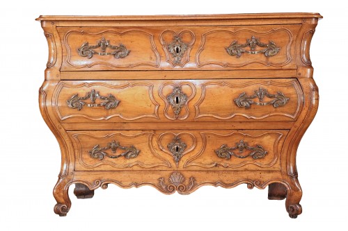 Commode Louis XV en bois de noyer blond. Languedoc