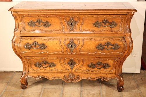 Commode Louis XV en bois de noyer blond. Languedoc - Mobilier Style Louis XV