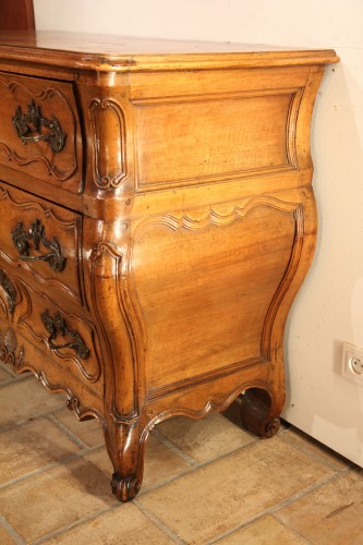 Commode Louis XV en bois de noyer blond. Languedoc - Chatelan Antiquités