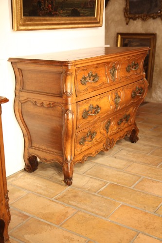 XVIIIe siècle - Commode Louis XV en bois de noyer blond. Languedoc