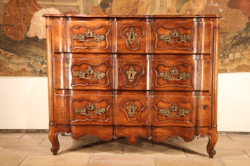 Commode Louis XV galbée toutes faces. Aix Marseille XVIIIe siècle - Mobilier Style Louis XV