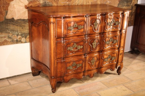Furniture  - 18th C Louis XV Commode (chest of drawers). In walnut wood. Provençal work.