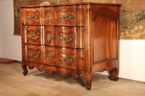 18th C Louis XV Commode (chest of drawers). In walnut wood. Provençal work. - 