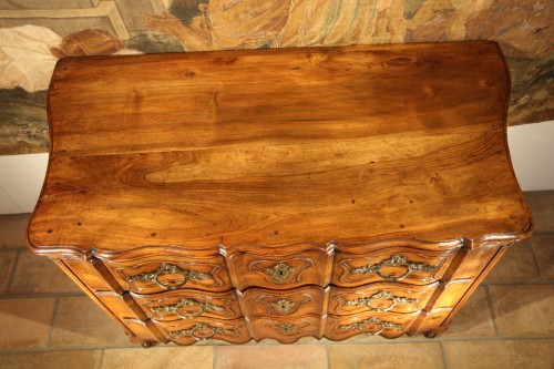 18th century - 18th C Louis XV Commode (chest of drawers). In walnut wood. Provençal work.