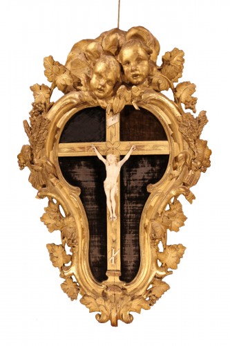 Crucifix. Christ en ivoire sculpté dans son encadrement d’époque début XVIIIe