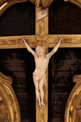 Early 18th C Crucifix. Christ in carved ivory presented in his period frame - Religious Antiques Style 