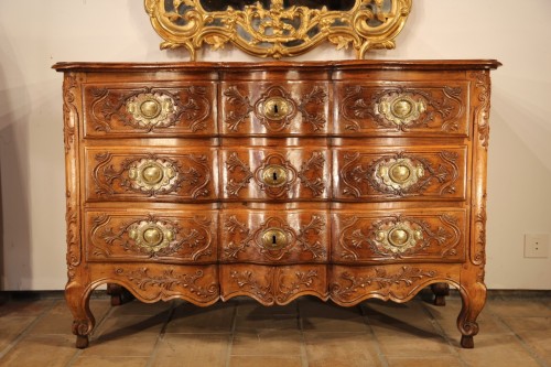 Late 18th C Languedocian Walnut Commode said in “arbalète” (crossbow) - 
