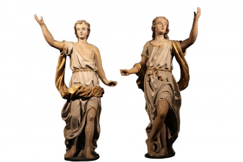 Paire d’anges en bois de chêne sculpté, polychrome et doré. France début XVIIIe siècle