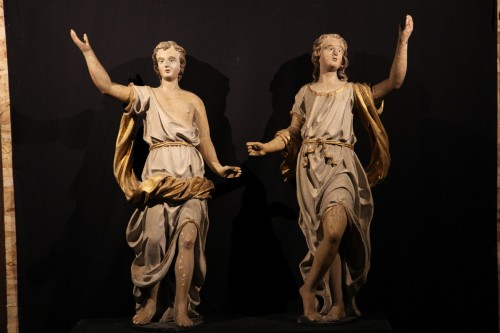 Antiquités - Paire d’anges en bois de chêne sculpté, polychrome et doré. France début XVIIIe siècle