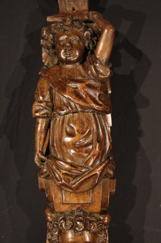 Paire de pilastres en bois de noyer, école française du XVIIe siècle - Sculpture Style 