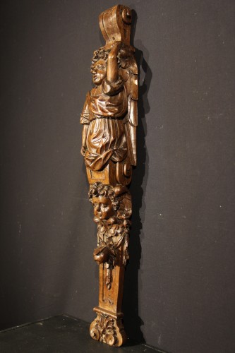 Antiquités - Paire de pilastres en bois de noyer, école française du XVIIe siècle