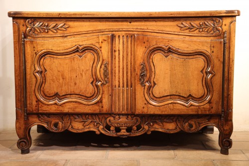 Late 18th C Provencal low sideboard in blond walnut wood - Furniture Style 