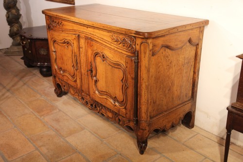 XVIIIe siècle - Buffet bas provençal en bois de noyer blond fin du XVIIIe