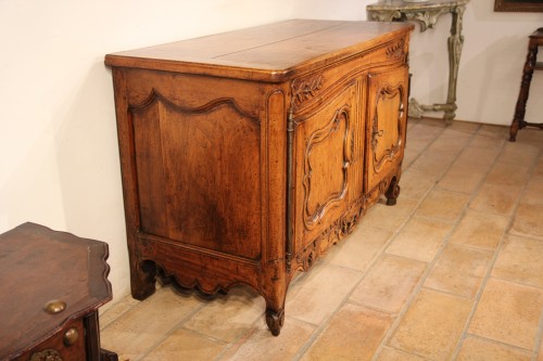 Buffet bas provençal en bois de noyer blond fin du XVIIIe - 