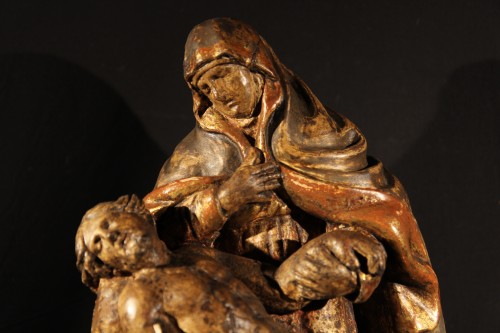 Vierge de pitié, groupe en noyer polychrome avec traces de dorure  fin XVIe - Sculpture Style 