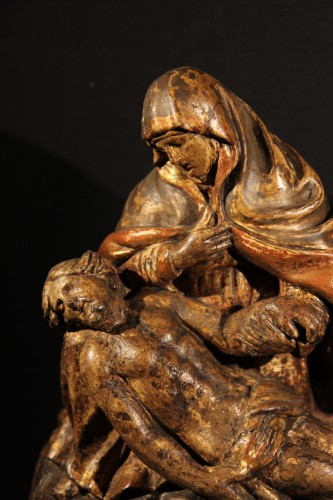 Sculpture  - Late 16th C Virgin of Pity. Group in polychrome walnut wood