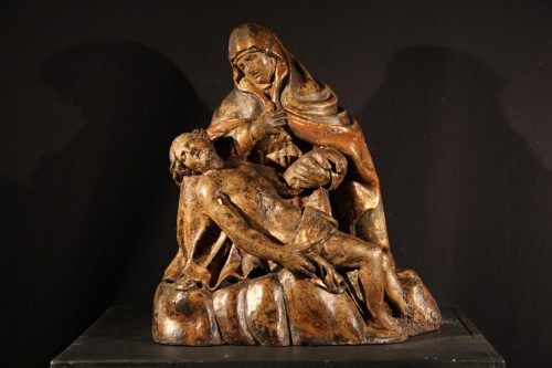  - Vierge de pitié, groupe en noyer polychrome avec traces de dorure  fin XVIe