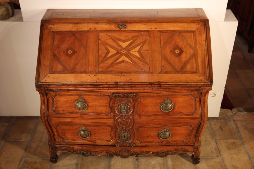 Commode à portes formant scriban en bois de merisier - Languedoc XVIIIe siècle - Mobilier Style Louis XV