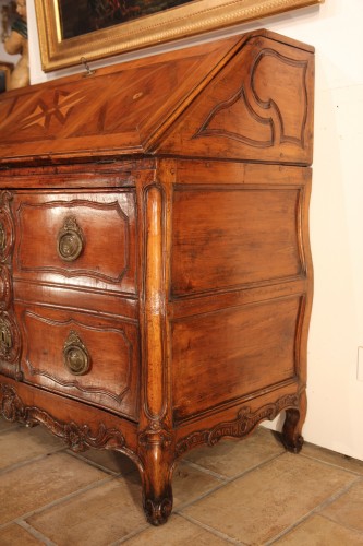 Commode à portes formant scriban en bois de merisier - Languedoc XVIIIe siècle - Louis XV