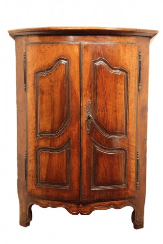 18thC Louis XV “encoignure” (corner cupboard).In walnut wood. From Provence
