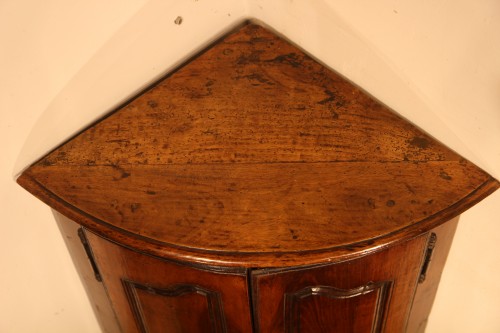 18thC Louis XV “encoignure” (corner cupboard).In walnut wood. From Provence - 