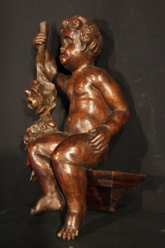 18th C Putto in carved walnut wood - Sculpture Style 