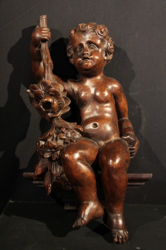 XVIIIe siècle - Putto en bois de noyer sculpté du XVIIIe siècle