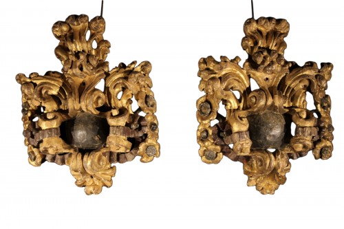 Pair of ornemental motifs in carved and gilt wood. Spanish 17th C Baroque.