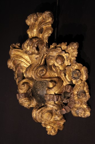 Paire de motifs ornementaux en bois sculpté et doré, Baroque espagnol du XVIIe - Chatelan Antiquités
