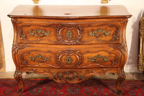 Commode sauteuse Louis XV du pays nîmois - Mobilier Style Louis XV