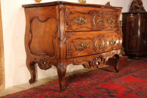 XVIIIe siècle - Commode sauteuse Louis XV du pays nîmois