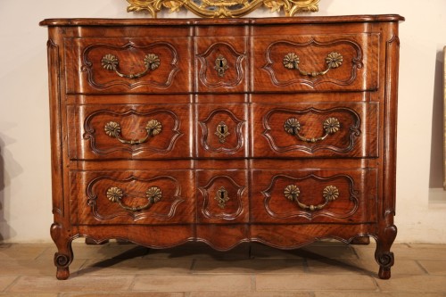 18thC Commode called « in arbalète (crossbow)». In walnut wood. Provence. - Furniture Style Louis XV